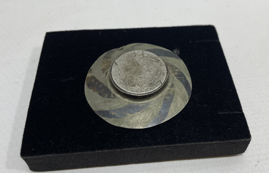 ÜZERİNDE OSMANLI PARASI BULUNAN OSMANLI DÖNEMİ ÇARK-I FELEK FİGÜRLÜ KOLYE UCU