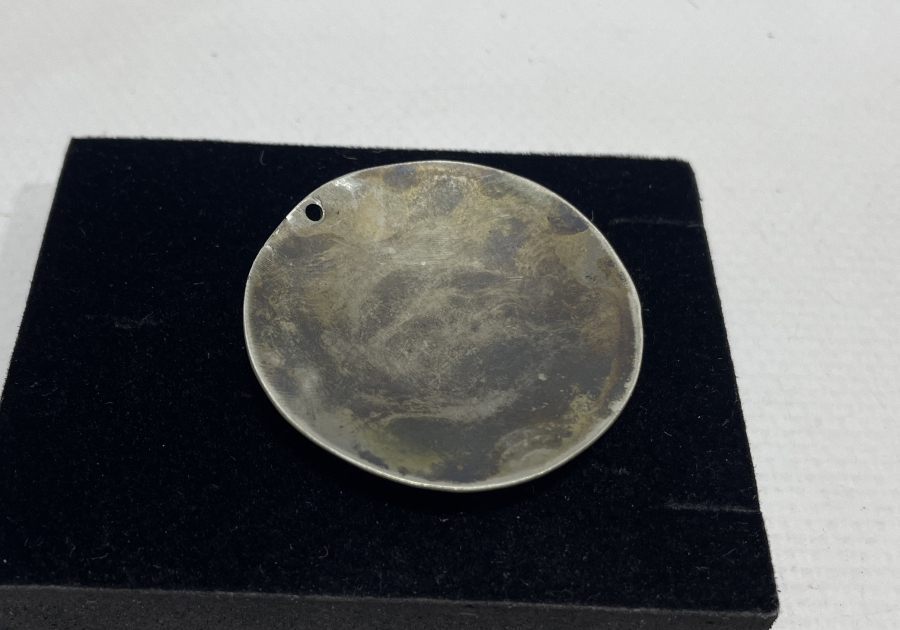 ÜZERİNDE OSMANLI PARASI BULUNAN OSMANLI DÖNEMİ ÇARK-I FELEK FİGÜRLÜ KOLYE UCU