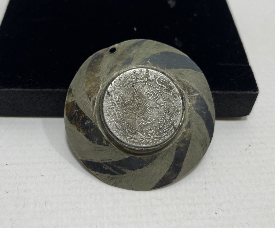 ÜZERİNDE OSMANLI PARASI BULUNAN OSMANLI DÖNEMİ ÇARK-I FELEK FİGÜRLÜ KOLYE UCU