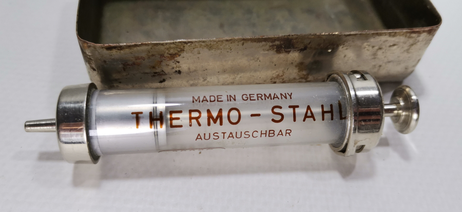 ORJİNAL KUTUSUNDA ANTİKA CAM ENJEKTÖR