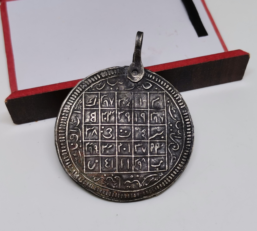 OSMANLI DÖNEMİ KABARTMA İŞÇİLİKLİ GÜMÜŞ TILSIM KOLYE