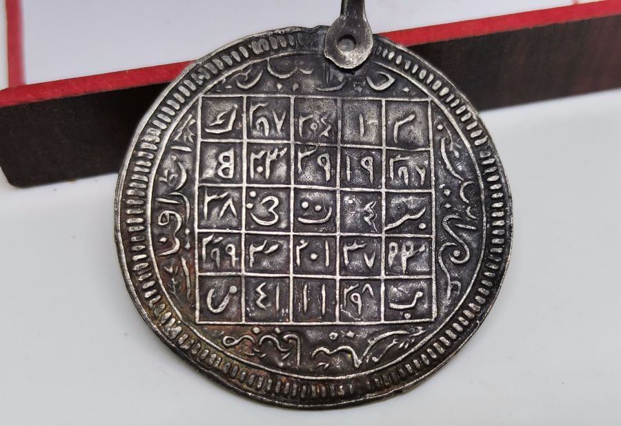 OSMANLI DÖNEMİ KABARTMA İŞÇİLİKLİ GÜMÜŞ TILSIM KOLYE