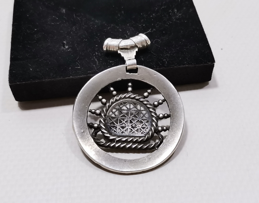 ÖZEL YAPIM GÜMÜŞ HİTİT AMBLEMİ FORMUNDA YAPILMIŞ KOLYE UCU