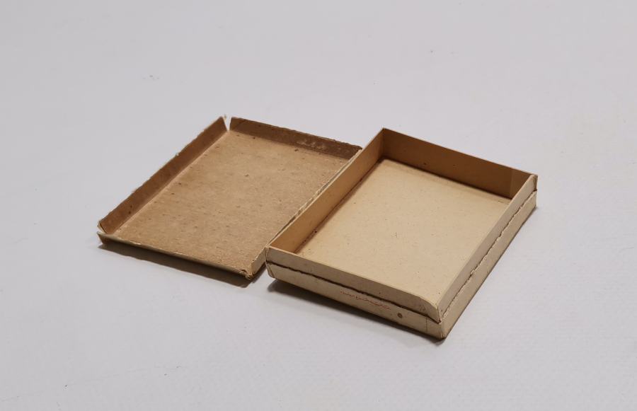 ÜZERİ OSMANLICA YAZILI VE OSMANLICA BANDROLLÜ ÇOK NADİR YENİCE SİGARA KUTUSU