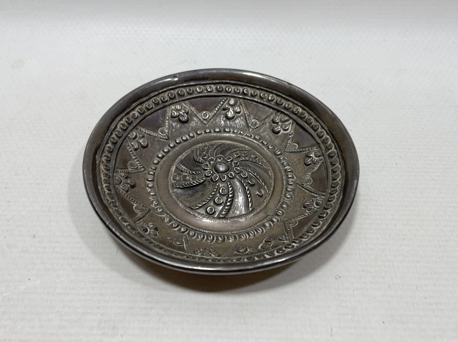 ARKASI RUMCA VE İBRANİCE YAZILI KABARTMA İŞÇİLİKLİ ÇOK NADİR OSMANLI DÖNEMİ GÜMÜŞ BEBEK KIRKLIK TASI