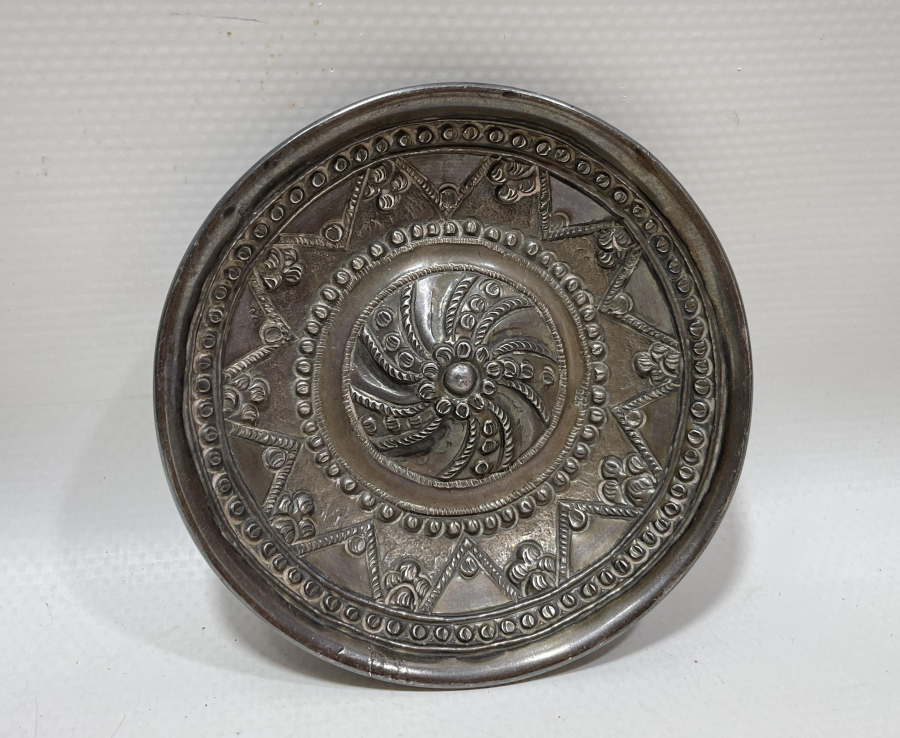 ARKASI RUMCA VE İBRANİCE YAZILI KABARTMA İŞÇİLİKLİ ÇOK NADİR OSMANLI DÖNEMİ GÜMÜŞ BEBEK KIRKLIK TASI