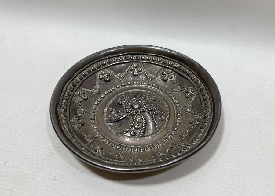 ARKASI RUMCA VE İBRANİCE YAZILI KABARTMA İŞÇİLİKLİ ÇOK NADİR OSMANLI DÖNEMİ GÜMÜŞ BEBEK KIRKLIK TASI