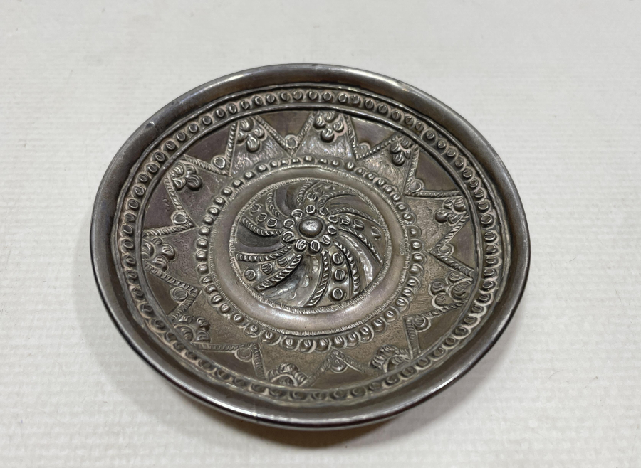 ARKASI RUMCA VE İBRANİCE YAZILI KABARTMA İŞÇİLİKLİ ÇOK NADİR OSMANLI DÖNEMİ GÜMÜŞ BEBEK KIRKLIK TASI