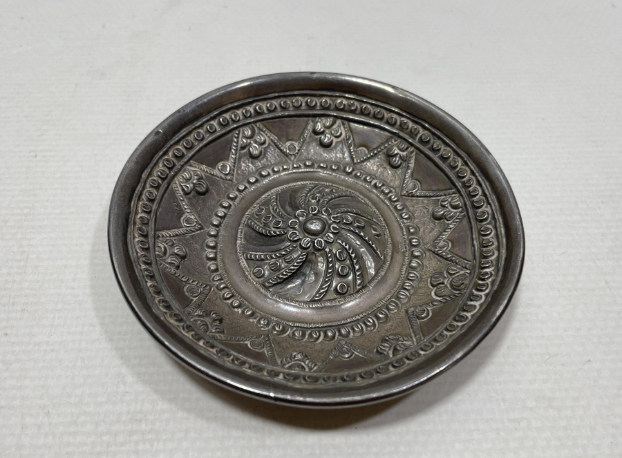 ARKASI RUMCA VE İBRANİCE YAZILI KABARTMA İŞÇİLİKLİ ÇOK NADİR OSMANLI DÖNEMİ GÜMÜŞ BEBEK KIRKLIK TASI