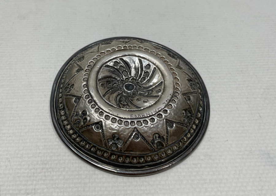 ARKASI RUMCA VE İBRANİCE YAZILI KABARTMA İŞÇİLİKLİ ÇOK NADİR OSMANLI DÖNEMİ GÜMÜŞ BEBEK KIRKLIK TASI