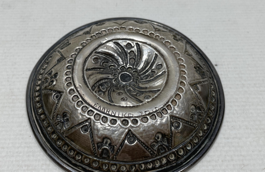 ARKASI RUMCA VE İBRANİCE YAZILI KABARTMA İŞÇİLİKLİ ÇOK NADİR OSMANLI DÖNEMİ GÜMÜŞ BEBEK KIRKLIK TASI