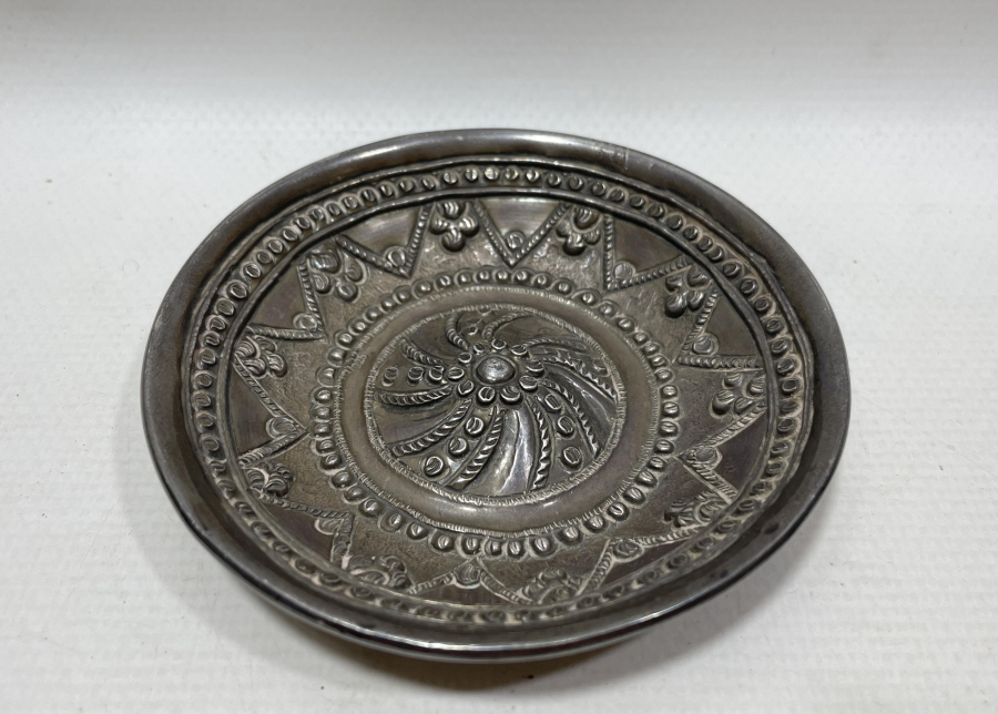 ARKASI RUMCA VE İBRANİCE YAZILI KABARTMA İŞÇİLİKLİ ÇOK NADİR OSMANLI DÖNEMİ GÜMÜŞ BEBEK KIRKLIK TASI