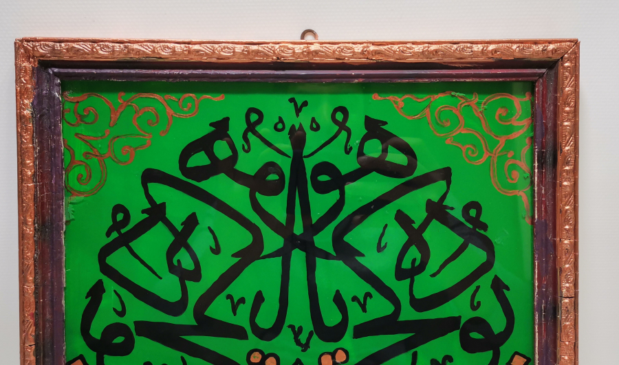 BU DA GEÇER YA HU YAZILI EL BOYAMA ANTİK CAM ALTI HAT LEVHA