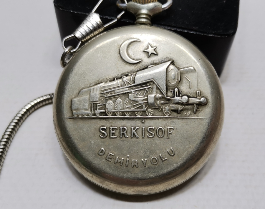 ORJİNAL KÖSTEĞİYLE ARKASI TRENLİ TEPEDEN KURMA SERKİSOF CEP SAATİ