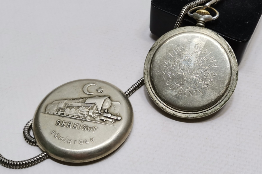 ORJİNAL KÖSTEĞİYLE ARKASI TRENLİ TEPEDEN KURMA SERKİSOF CEP SAATİ