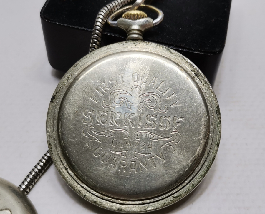 ORJİNAL KÖSTEĞİYLE ARKASI TRENLİ TEPEDEN KURMA SERKİSOF CEP SAATİ