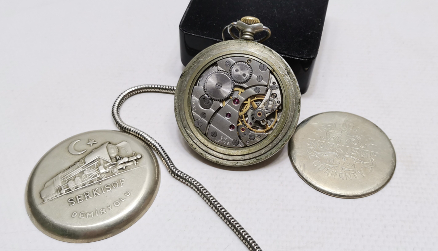 ORJİNAL KÖSTEĞİYLE ARKASI TRENLİ TEPEDEN KURMA SERKİSOF CEP SAATİ