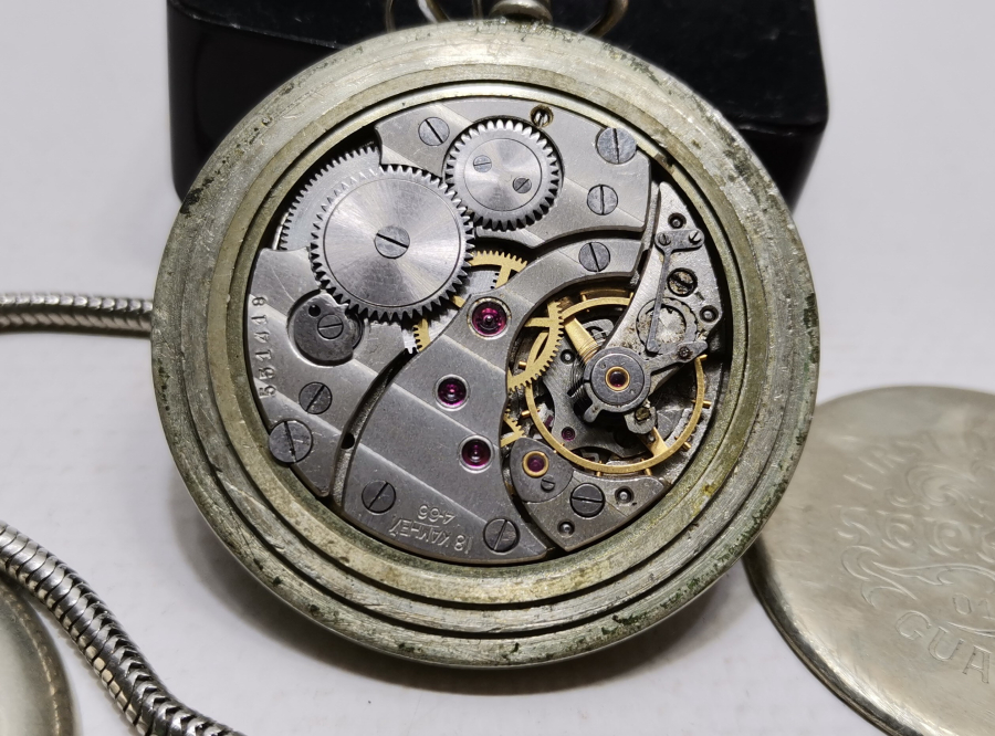 ORJİNAL KÖSTEĞİYLE ARKASI TRENLİ TEPEDEN KURMA SERKİSOF CEP SAATİ