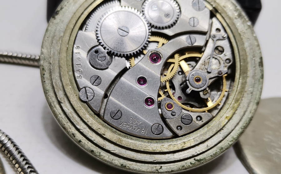 ORJİNAL KÖSTEĞİYLE ARKASI TRENLİ TEPEDEN KURMA SERKİSOF CEP SAATİ