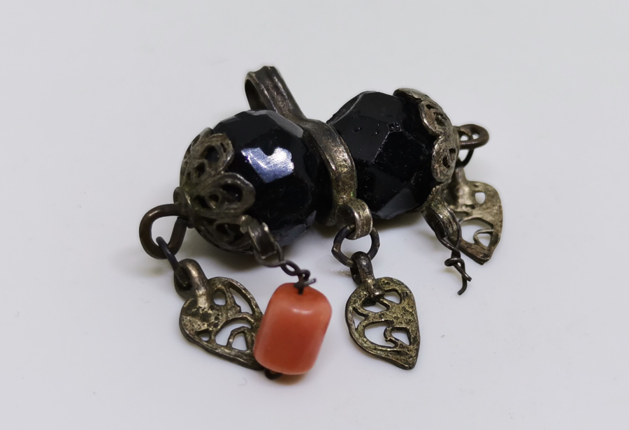 OSMANLI DÖNEMİ ÇOK NADİR SİYAH AKİK VE MERCAN TAŞLI AİLE TASFİRLİ GÜMÜŞ KOLYE UCU