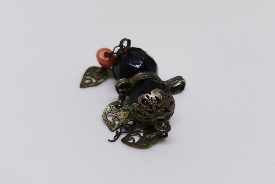 OSMANLI DÖNEMİ ÇOK NADİR SİYAH AKİK VE MERCAN TAŞLI AİLE TASFİRLİ GÜMÜŞ KOLYE UCU