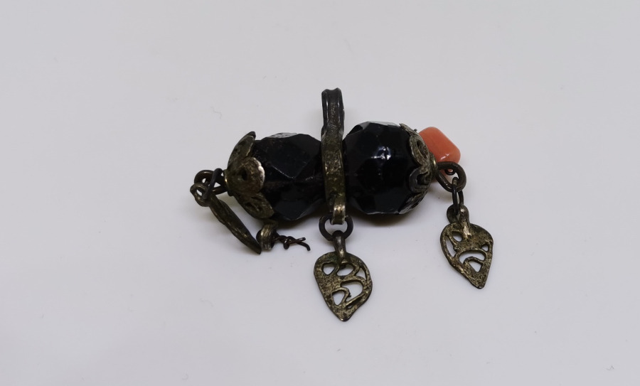 OSMANLI DÖNEMİ ÇOK NADİR SİYAH AKİK VE MERCAN TAŞLI AİLE TASFİRLİ GÜMÜŞ KOLYE UCU