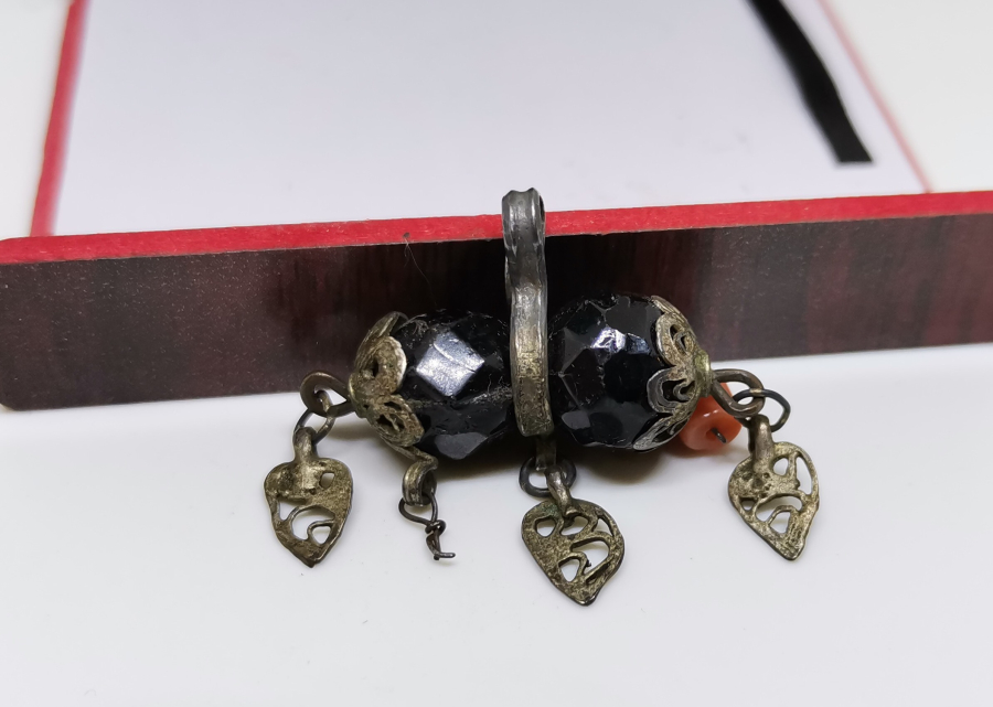 OSMANLI DÖNEMİ ÇOK NADİR SİYAH AKİK VE MERCAN TAŞLI AİLE TASFİRLİ GÜMÜŞ KOLYE UCU