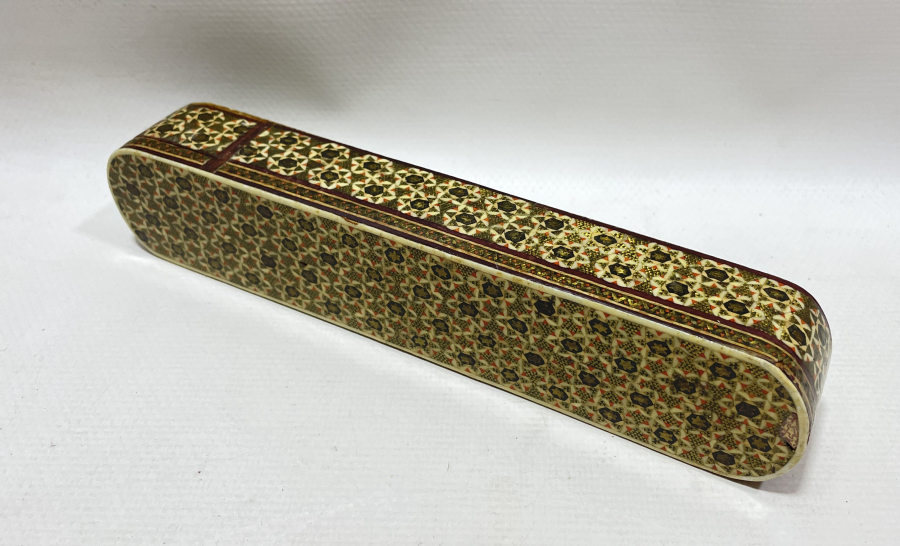 TAMAMI EL BOYAMA VE MARKÜTERİ İÇİLİKLİ VE MİNYATÜR AV SAHNESİ BULUNAN KALEMDAN