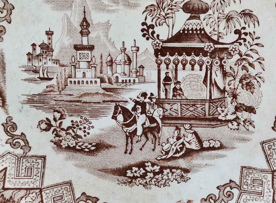 ÜZERİNDE ÇEŞİTLİ ASKERİ SAHNELER BULUNAN AVRUPA YAPIMI ANTİKA PORSELEN TABAK