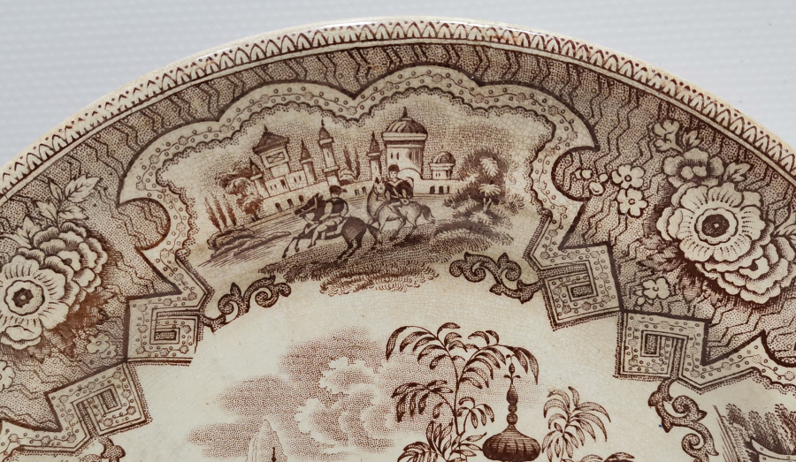 ÜZERİNDE ÇEŞİTLİ ASKERİ SAHNELER BULUNAN AVRUPA YAPIMI ANTİKA PORSELEN TABAK