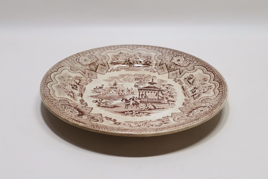 ÜZERİNDE ÇEŞİTLİ ASKERİ SAHNELER BULUNAN AVRUPA YAPIMI ANTİKA PORSELEN TABAK