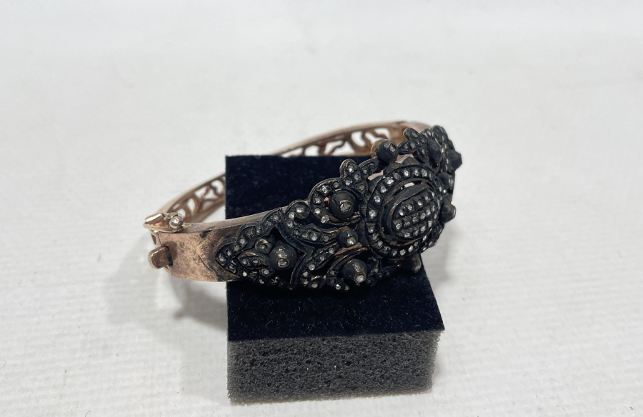 ÜZERİ ELMAS TAŞLI BİLEZİK