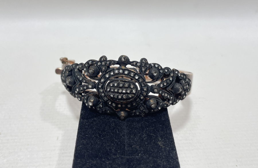 ÜZERİ ELMAS TAŞLI BİLEZİK