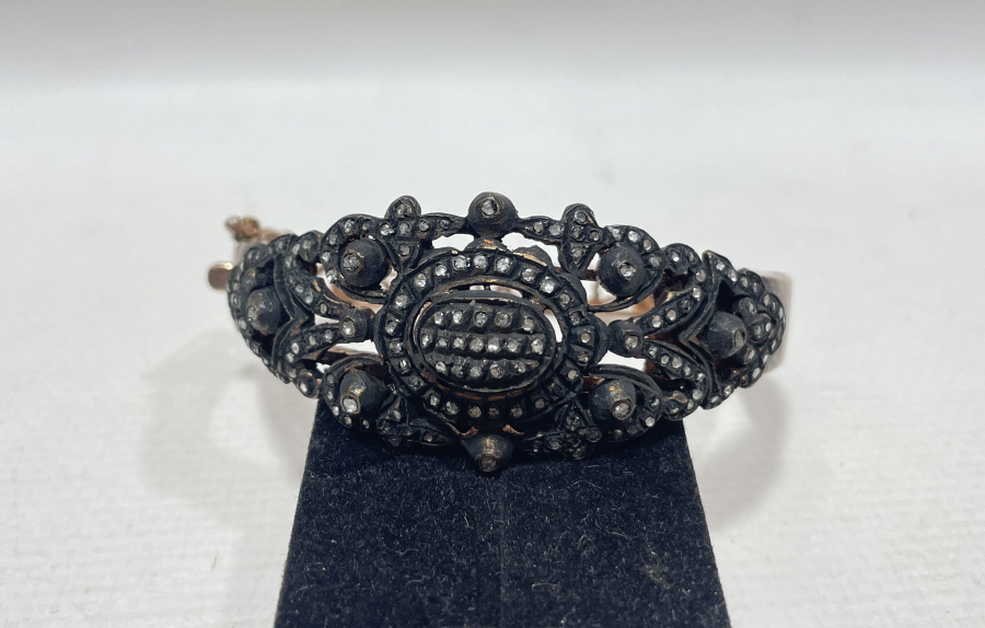 ÜZERİ ELMAS TAŞLI BİLEZİK