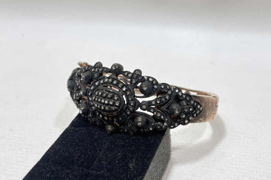 ÜZERİ ELMAS TAŞLI BİLEZİK