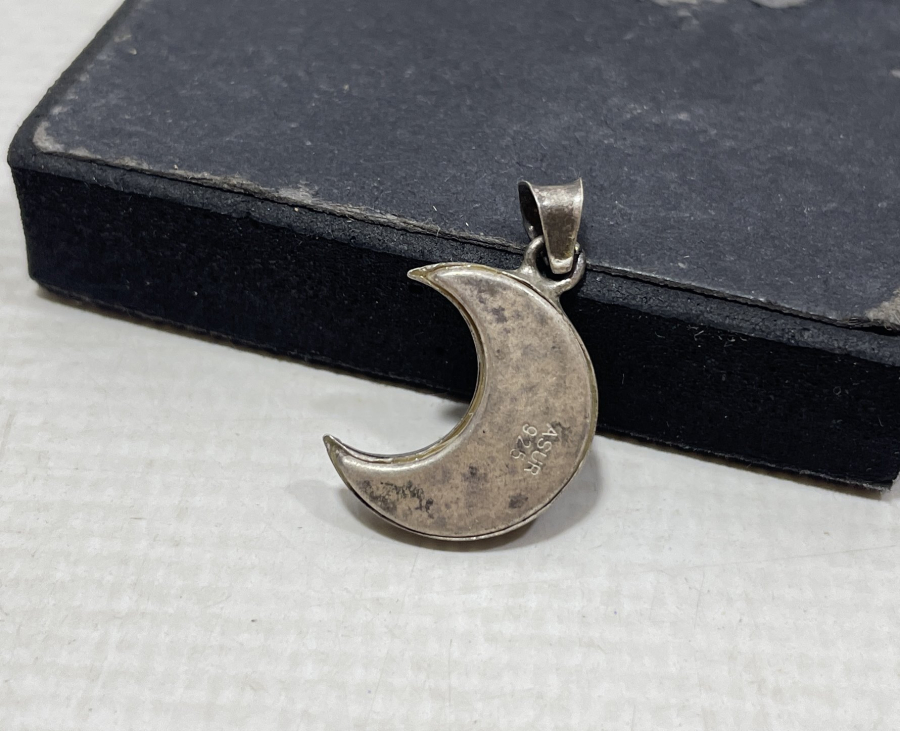 HİLAL FORMUNDA İÇİNDE DUASI İLE GÜMÜŞTEN MAMUL CEVŞEN-İ KEBİR