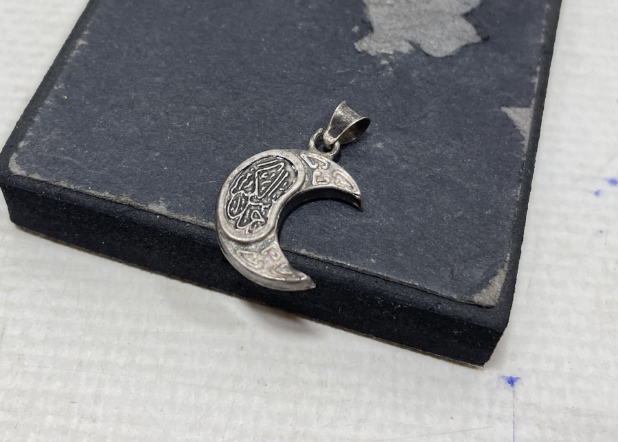 HİLAL FORMUNDA İÇİNDE DUASI İLE GÜMÜŞTEN MAMUL CEVŞEN-İ KEBİR