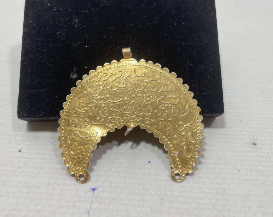 İKİ TARAFINDA AYET EL KÜRSİ YAZILI HİLAL FORMUNDA YAPILMIŞ OSMANLI DÖNEMİ KOLYE