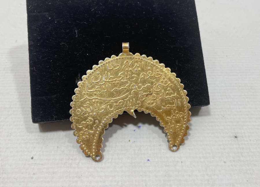 İKİ TARAFINDA AYET EL KÜRSİ YAZILI HİLAL FORMUNDA YAPILMIŞ OSMANLI DÖNEMİ KOLYE