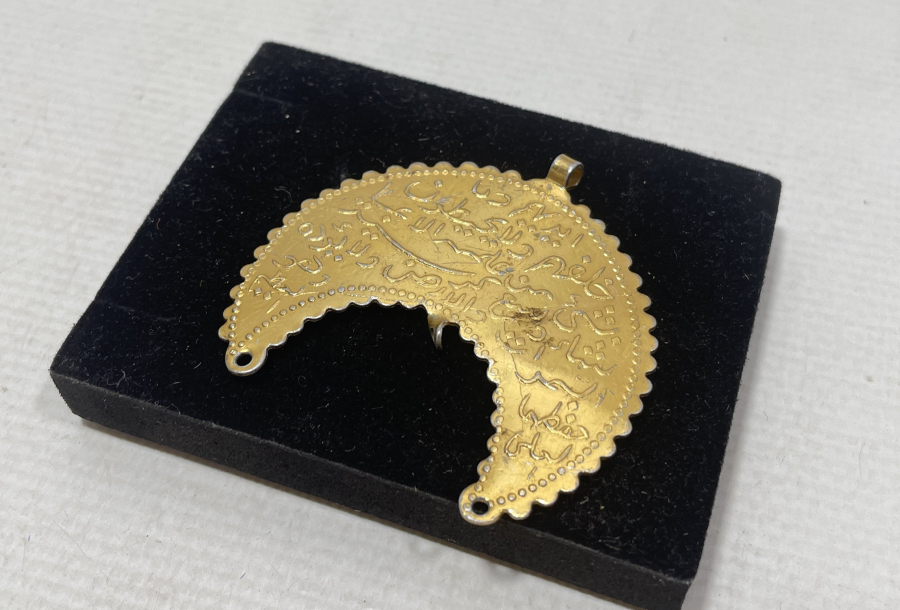 İKİ TARAFINDA AYET EL KÜRSİ YAZILI HİLAL FORMUNDA YAPILMIŞ OSMANLI DÖNEMİ KOLYE