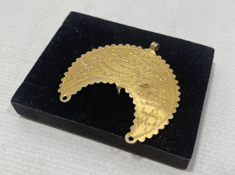 İKİ TARAFINDA AYET EL KÜRSİ YAZILI HİLAL FORMUNDA YAPILMIŞ OSMANLI DÖNEMİ KOLYE