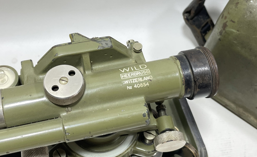 ORJİNAL DERİSİ ASKISI VE KUTUSU İLE ÇOK NADİR TEODOLİT