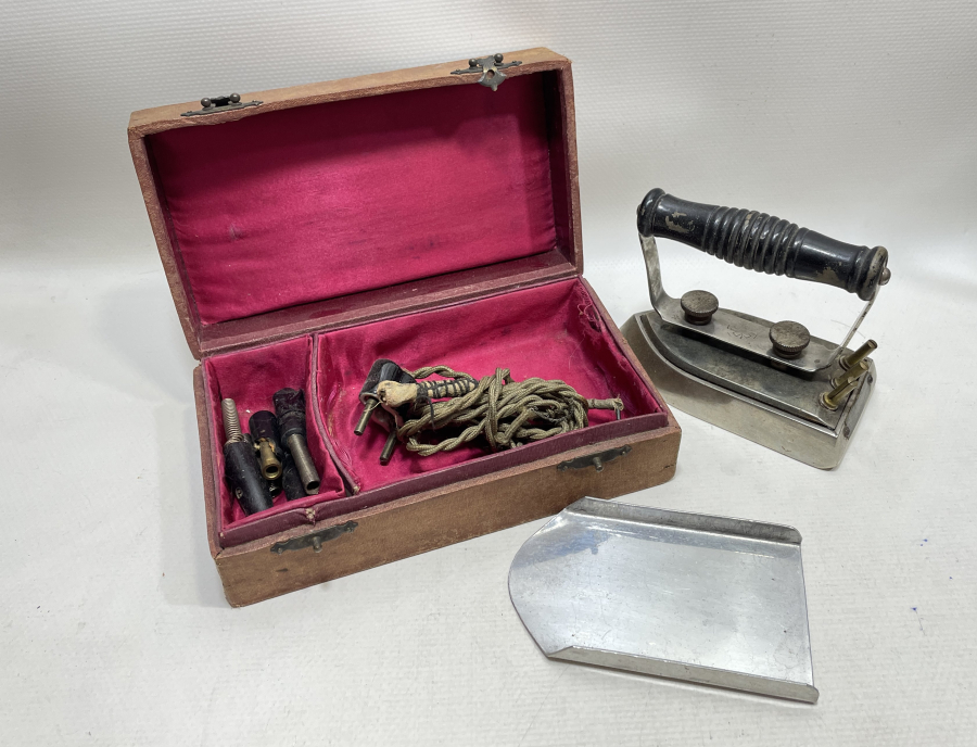 ORJİNAL KUTUSUNDA ÇOK NADİR ANTİKA SEYAHAT ÜTÜSÜ