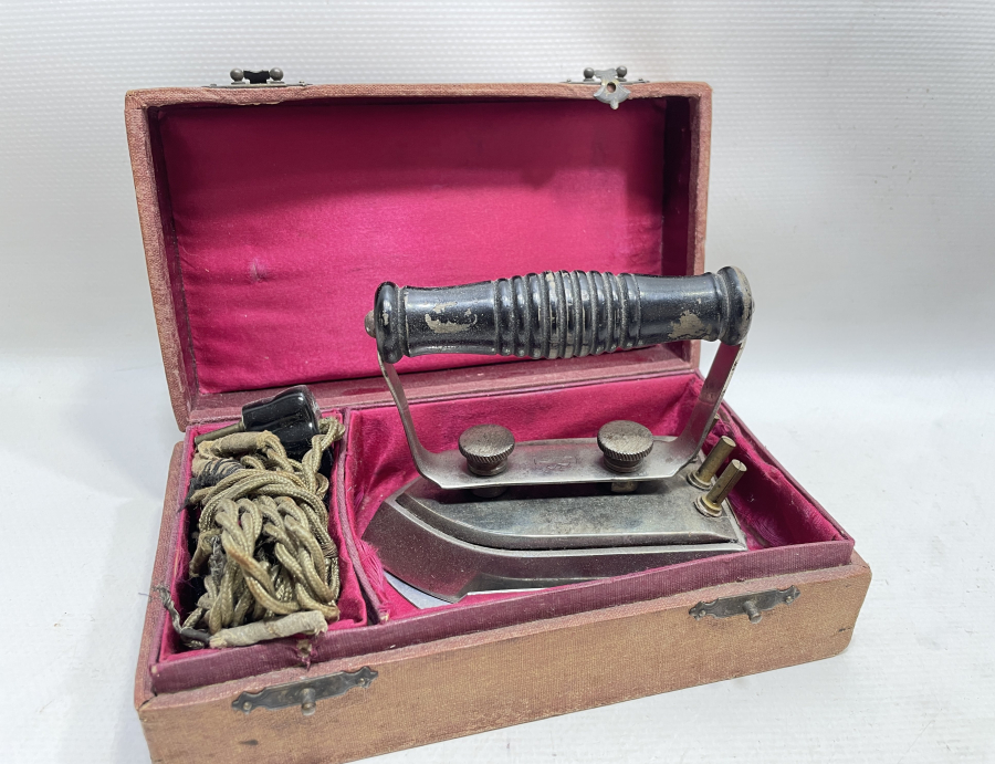 ORJİNAL KUTUSUNDA ÇOK NADİR ANTİKA SEYAHAT ÜTÜSÜ