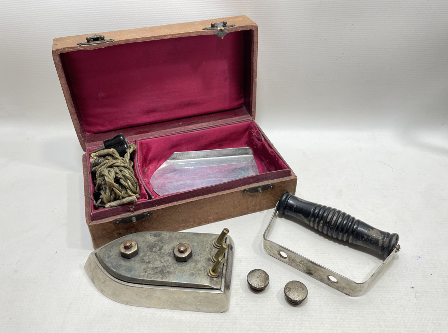 ORJİNAL KUTUSUNDA ÇOK NADİR ANTİKA SEYAHAT ÜTÜSÜ