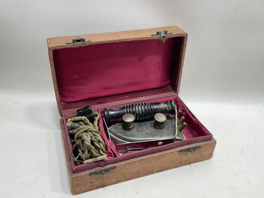 ORJİNAL KUTUSUNDA ÇOK NADİR ANTİKA SEYAHAT ÜTÜSÜ