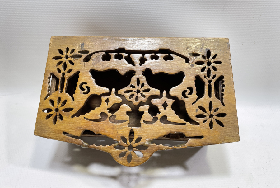 OSMANLI DÖNEMİ ÜZERİ OSMANLICA YAZILI -AY YILDIZLI VE KUŞLU AHŞAP KUTU