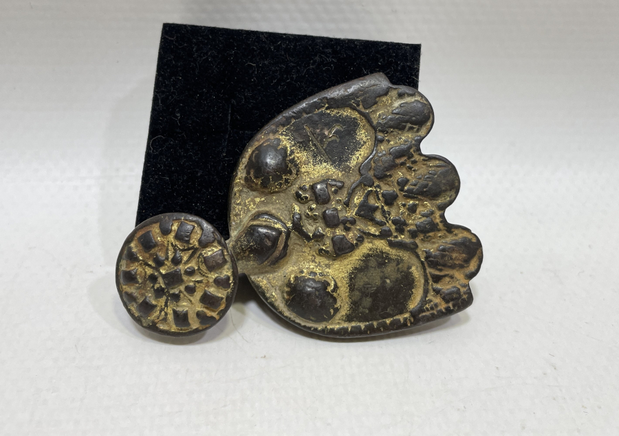 OSMANLI DÖNEMİ ÜZERİ TOMBAKLI VE KINIK BOY DAMGALI ÇOK NADİR KEMER TOKASI PARÇASI- İLK KEZ GÖRÜLÜYOR