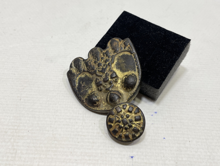 OSMANLI DÖNEMİ ÜZERİ TOMBAKLI VE KINIK BOY DAMGALI ÇOK NADİR KEMER TOKASI PARÇASI- İLK KEZ GÖRÜLÜYOR