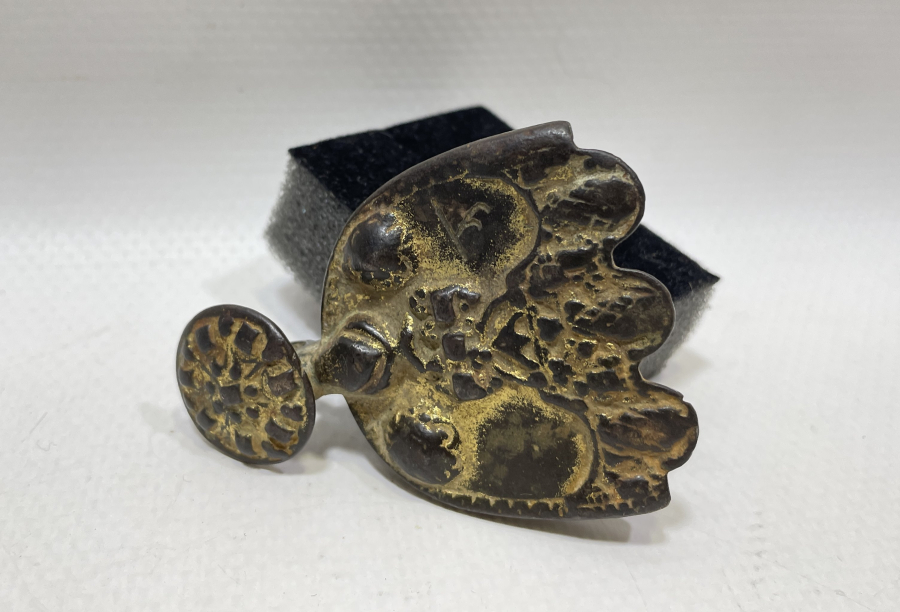 OSMANLI DÖNEMİ ÜZERİ TOMBAKLI VE KINIK BOY DAMGALI ÇOK NADİR KEMER TOKASI PARÇASI- İLK KEZ GÖRÜLÜYOR